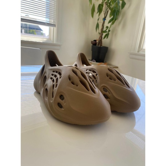 Yeezy Foam Runners Clay Taupe size 9